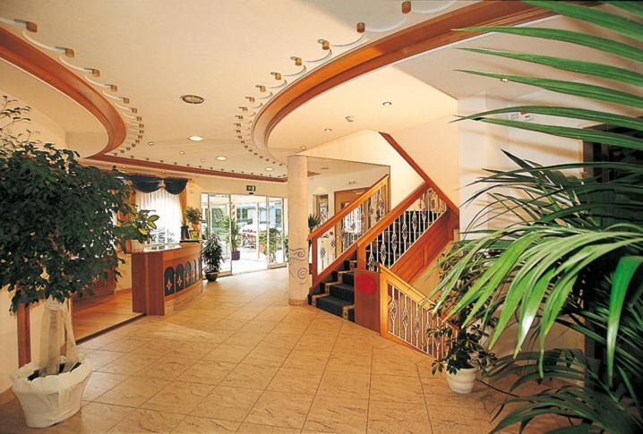 Hotel Maria Theresia Silandro Ngoại thất bức ảnh