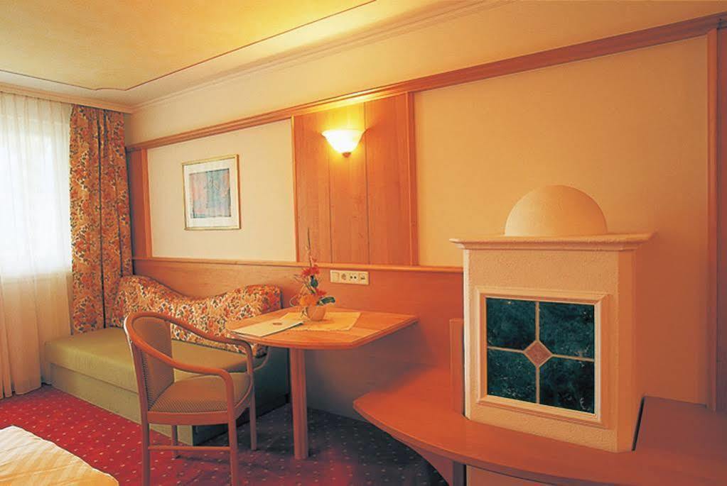 Hotel Maria Theresia Silandro Ngoại thất bức ảnh