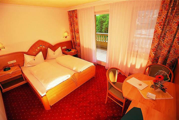 Hotel Maria Theresia Silandro Ngoại thất bức ảnh