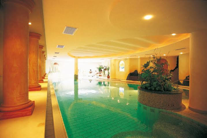 Hotel Maria Theresia Silandro Ngoại thất bức ảnh